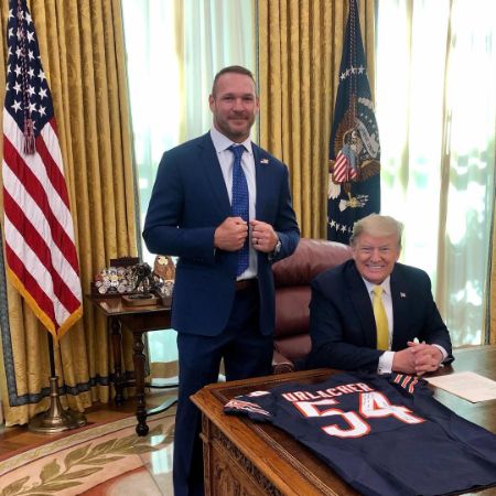 Brian Urlacher took a picture with the former President of The USA, Donald Trump. 